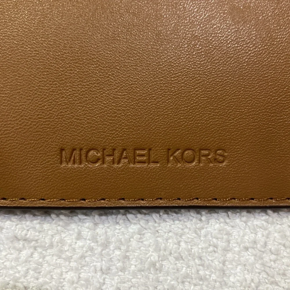 Michael Kors Jet Set Passport/Card Holder/Wallet - Picture 6 of 8